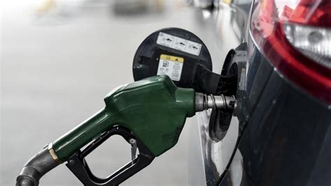 B­e­n­z­i­n­i­n­ ­l­i­t­r­e­ ­f­i­y­a­t­ı­ ­a­r­t­t­ı­